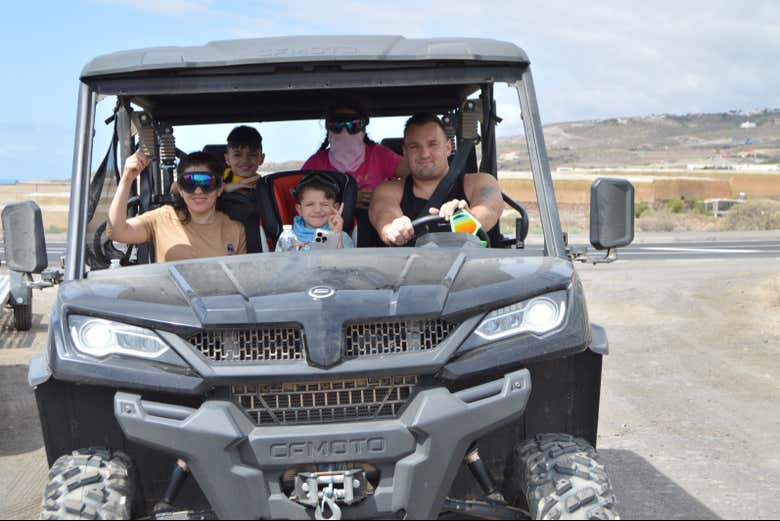 Una famiglia a bordo di un buggy