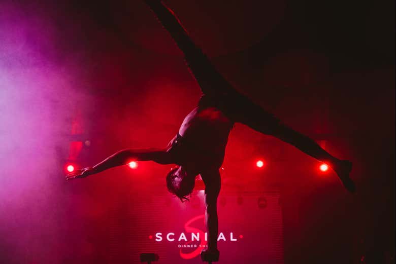 Una delle scene dello spettacolo Scandal Dinner Show