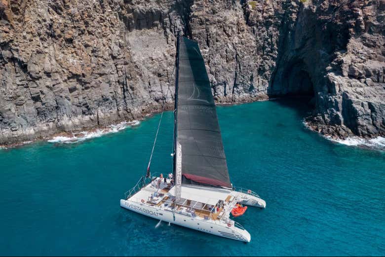 Il catamarano sulla costa di Las Galletas