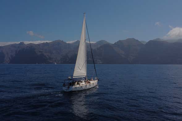 Giro in barca a vela a Los Gigantes