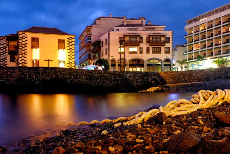 La Casa de la Aduana di sera